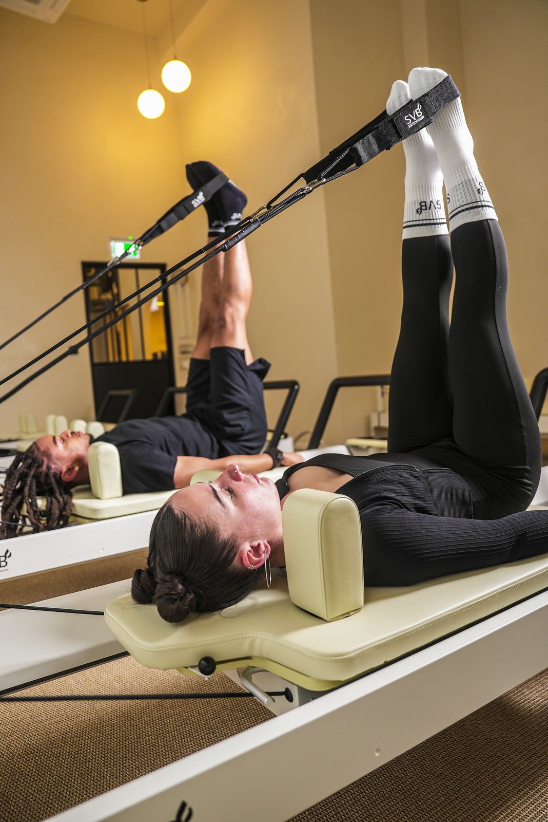 Travail des jambes aux straps — Pilates Reformer Studio SVB Saint-Ouen
