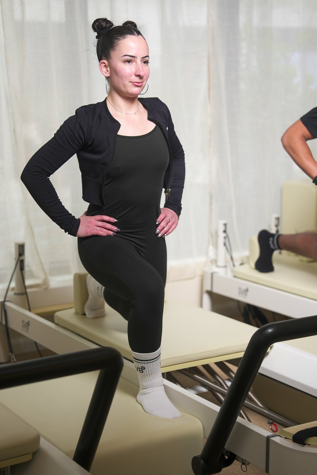 Pilates Reformer au Studio SVB Saint-Ouen — travail postural debout