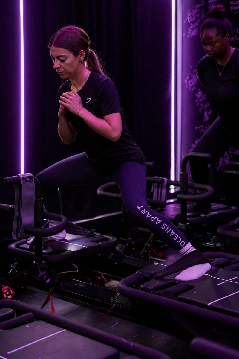 Lunge dynamique sur Crossformer — Studio SVB Saint-Ouen, ambiance néon violet