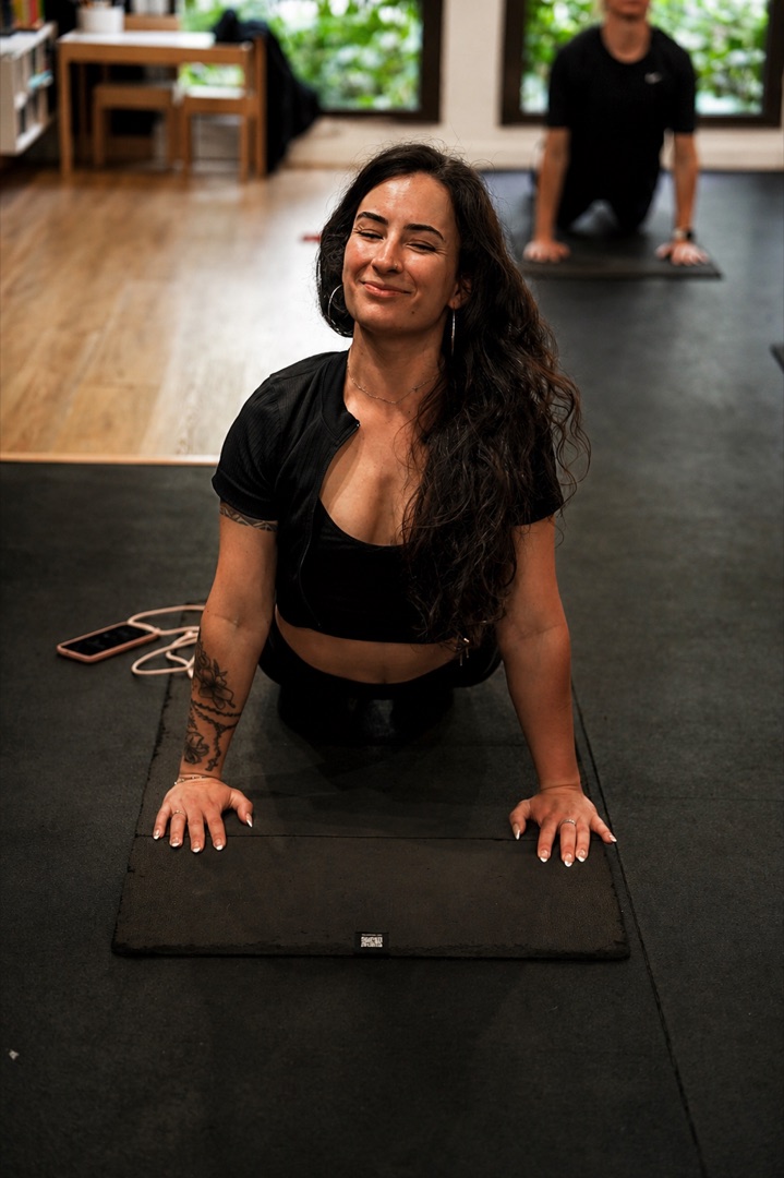 Hatha Flow — postures tenues et alignement profond au Studio SVB Saint-Ouen