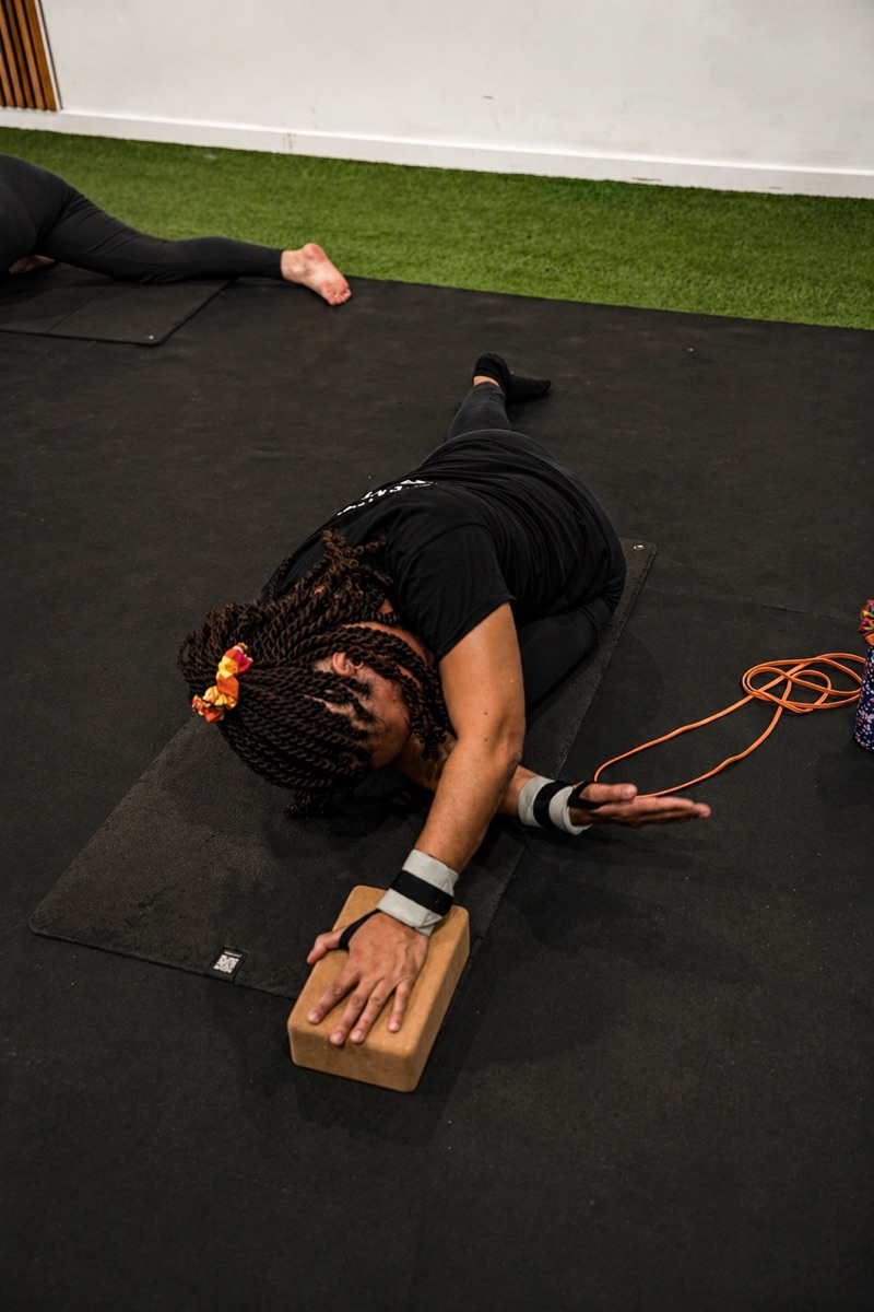 Fin de séance Yoga — relâchement et respiration au Studio SVB Saint-Ouen