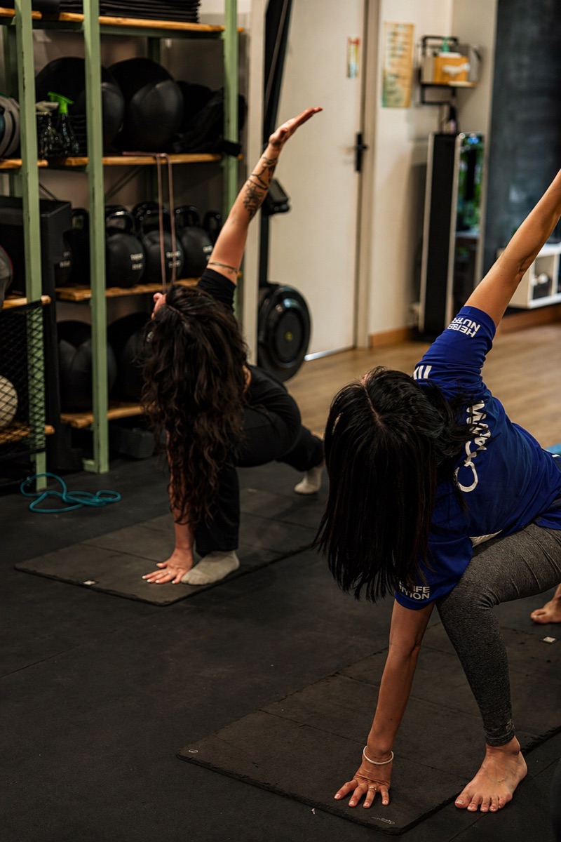 Half-moon, posture latérale Yoga Vinyasa — Studio SVB Saint-Ouen